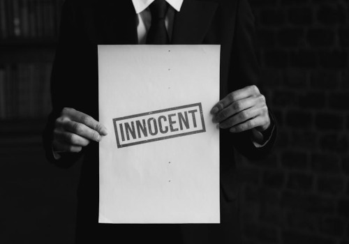 Waarom zeggen we ‘iemand door de mand zien vallen’? Betekenis en herkomst uitgelegd